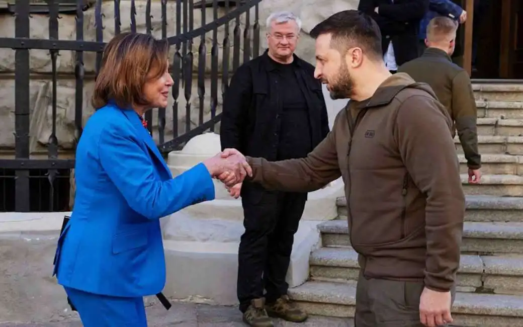 nancy pelosi con zelensky a kiev 3