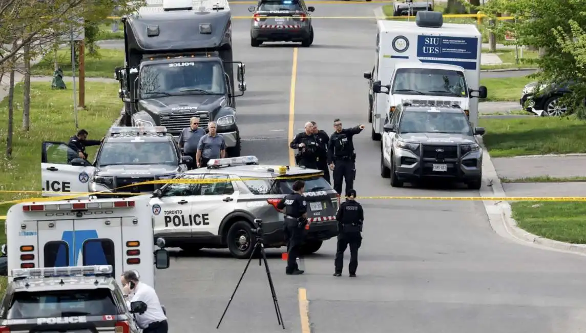 polizia toronto uomo armato 