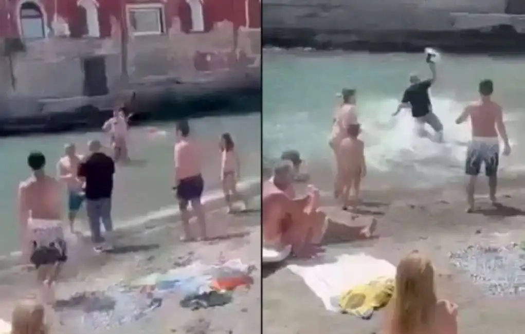 rissa a colpi di casco in spiaggia a napoli