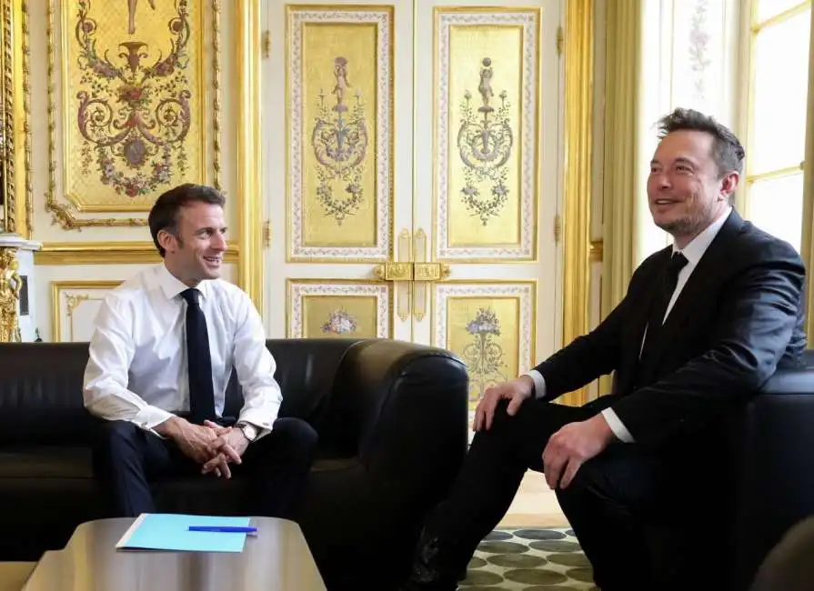 emmanuel macron elon musk a versailles