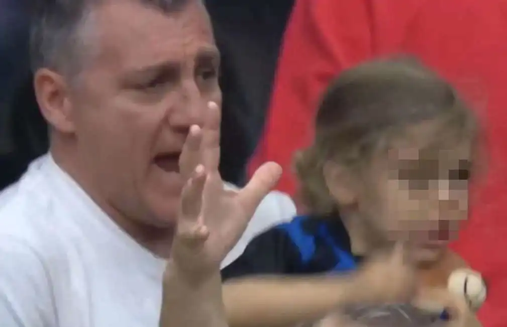 bobo vieri allo stadio con la figlia 