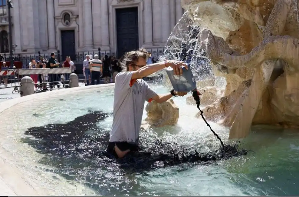 eco attivisti imbrattano fontana dei quattro fiumi a piazza navona ultima generazione 