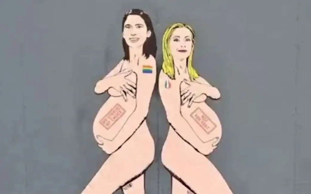 il murale di elly schlein e giorgia meloni nude e incinte a milano