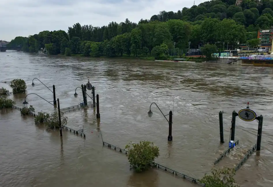 il po travolge murazzi torino piena 