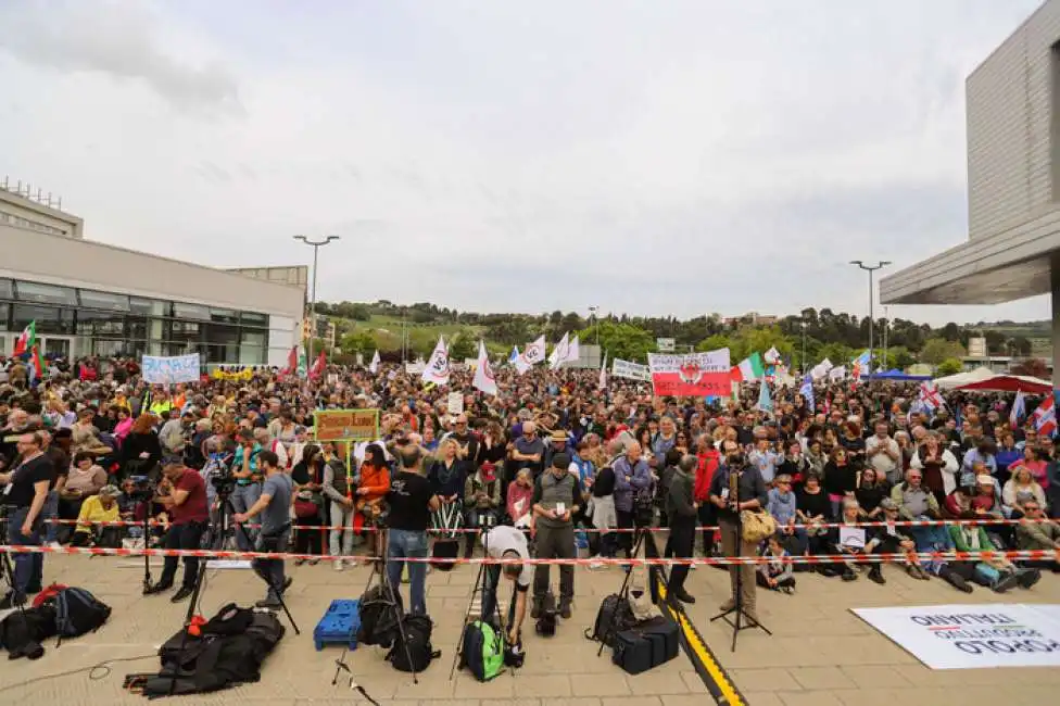 pesaro - manifestazione contro la realizzazione di biolaboratorio