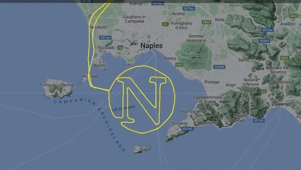 pilota disegna logo napoli con aereo