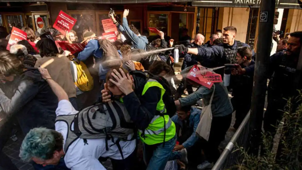 scontri polizia attivisti del clima parigi