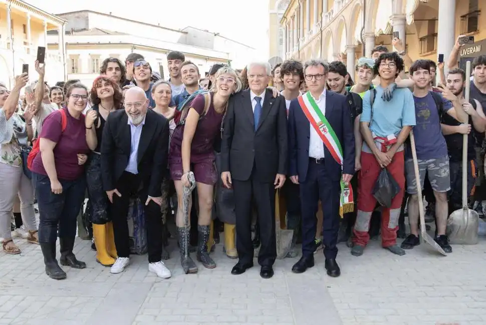 sergio mattarella a faenza con stefano bonaccini, il sindaco massimo isola e i volontari 