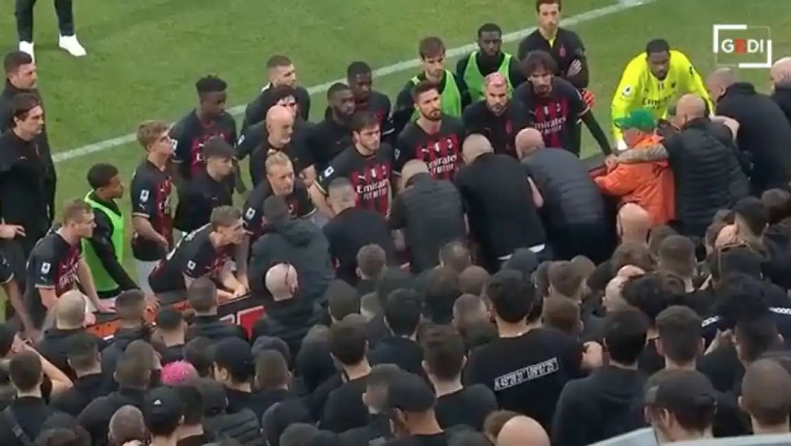 stefano pioli e i giocatori del milan a rapporto dai tifosi - 1 spezia