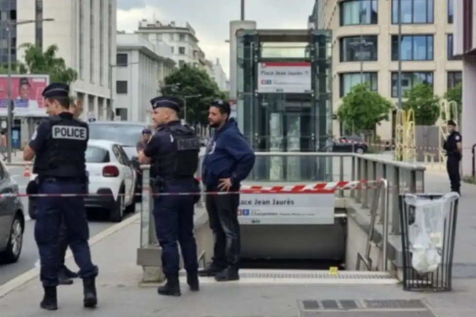 attacco in metropolitana a lione