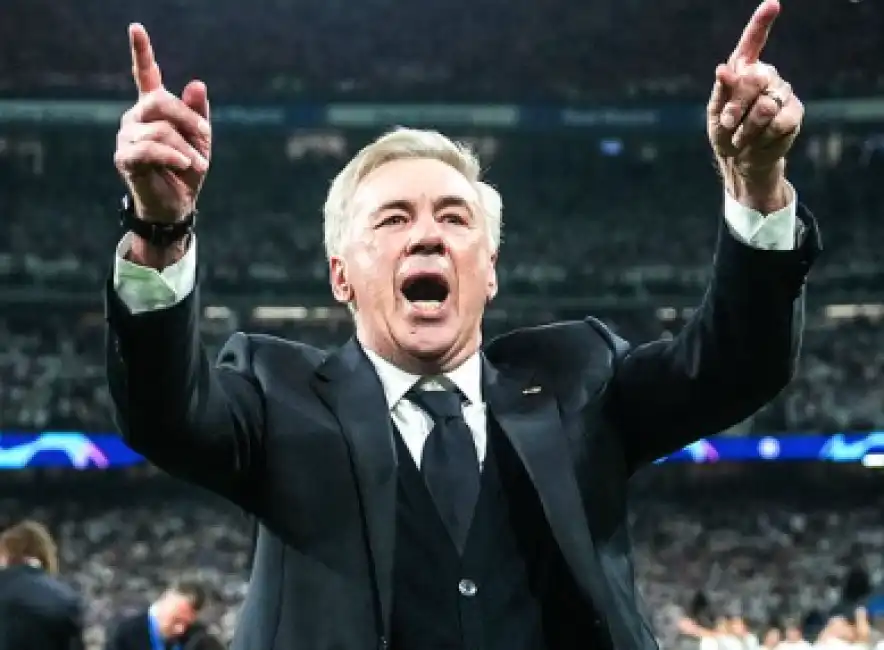 carlo ancelotti canta l'inno del real