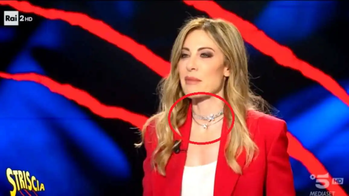 francesca fagnani striscia la notizia gioielli