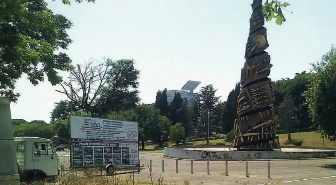 degrado intorno alla stele di arnaldo pomodoro