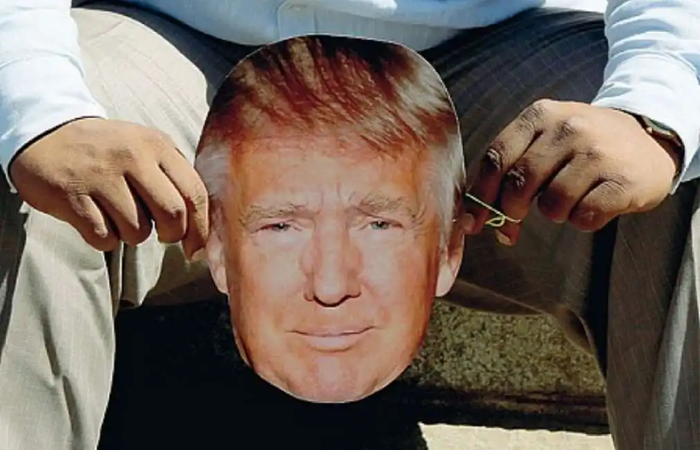 donald trump maschera