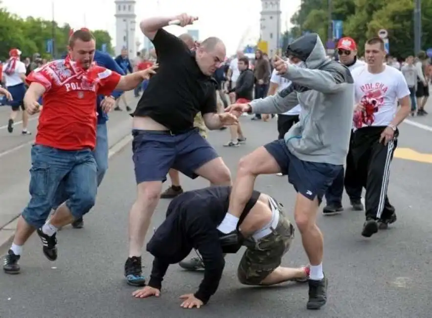 hooligans scontri stadio