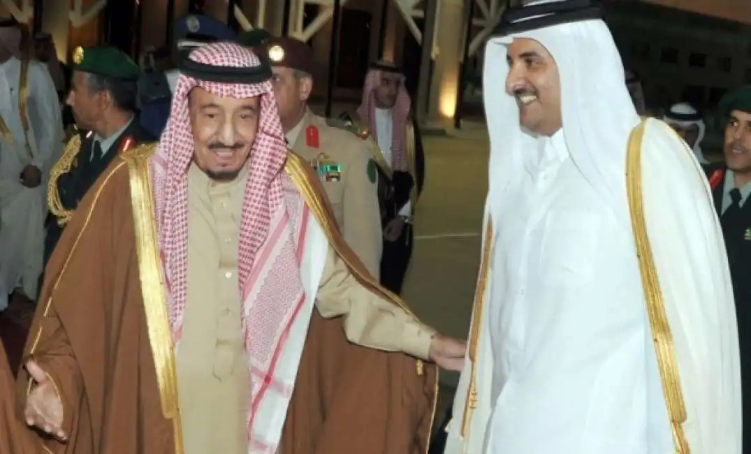 il re salman al saud dell arabia saudita con tamim al thani emiro del qatar