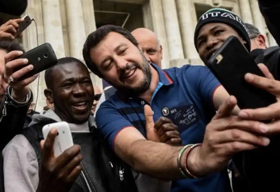 matteo salvini selfie immigrati