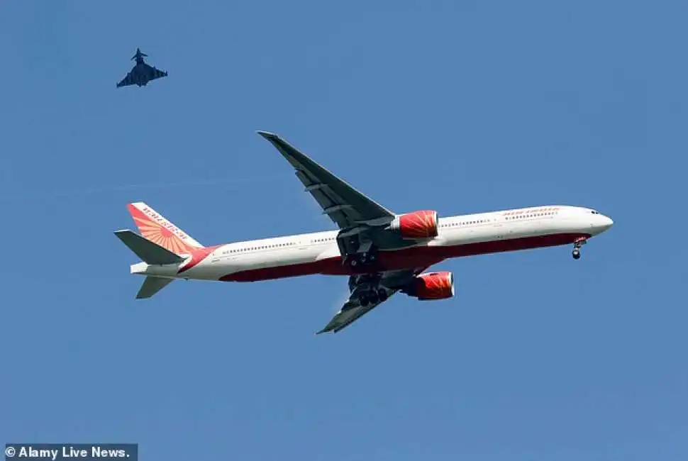 caccia typhoon della raf scortano il volo air india a stansted