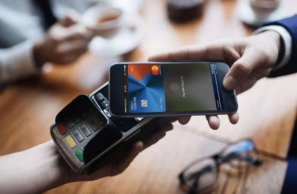 pagamenti contactless telefono smarphone apple pay