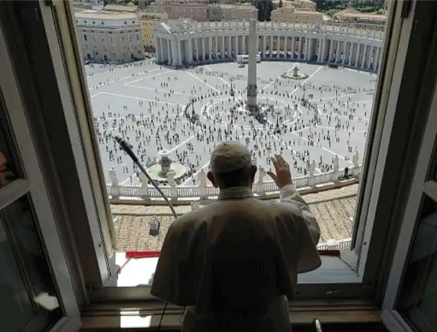 poche persone per l'angelus a piazza san pietro papa francesco