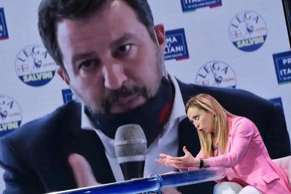 giorgia meloni con matteo salvini sullo sfondo