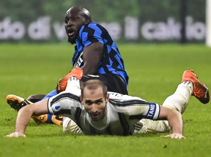 giorgio chiellini contro romelu lukaku 2