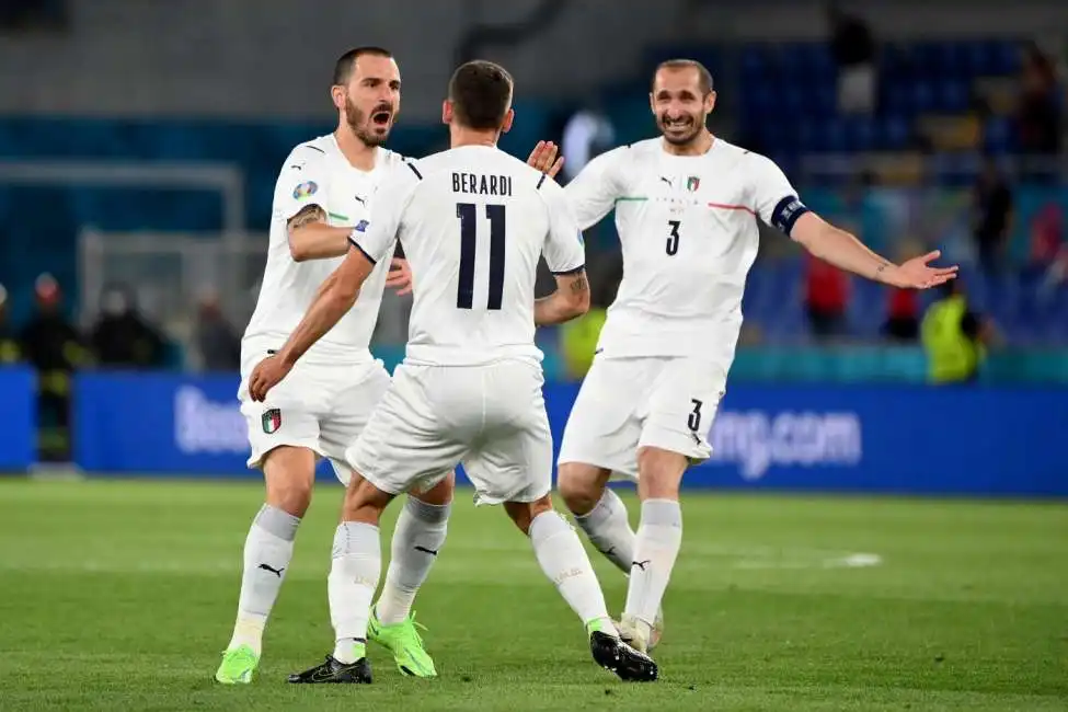 giorgio chiellini e leonardo bonucci con domenico berardi