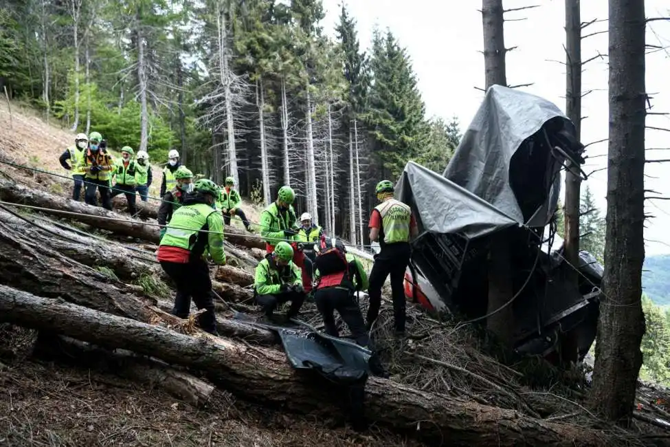 i resti della cabina dopo la tragedia di stresa