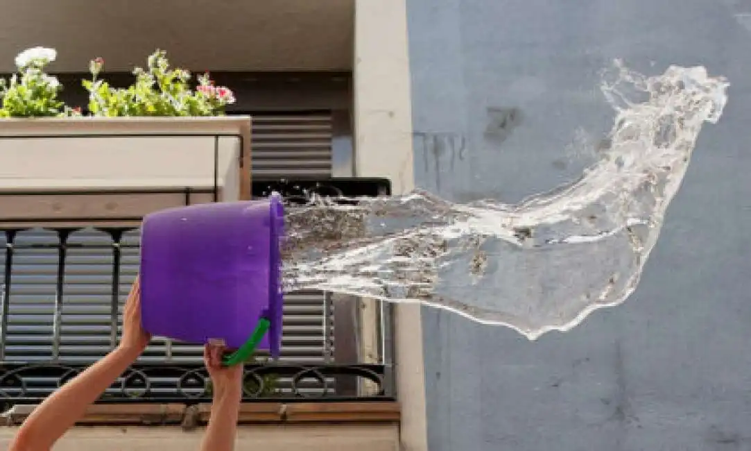 secchiata acqua dal balcone