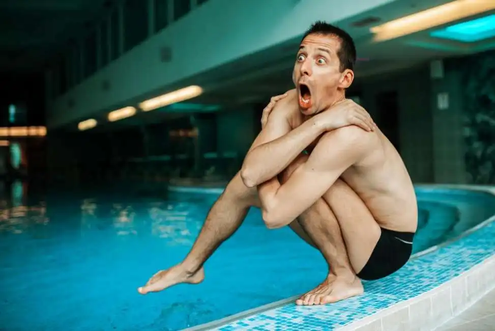 acqua della piscina fredda 