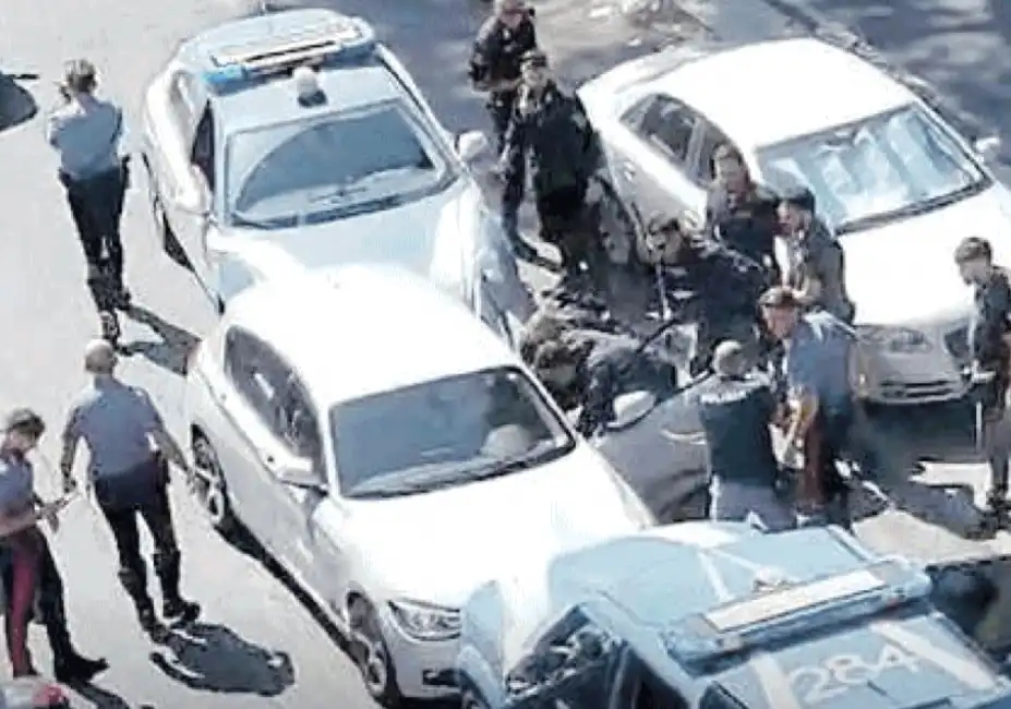 albanese non si ferma all'alt e scatena il panico in piazza san pietro 