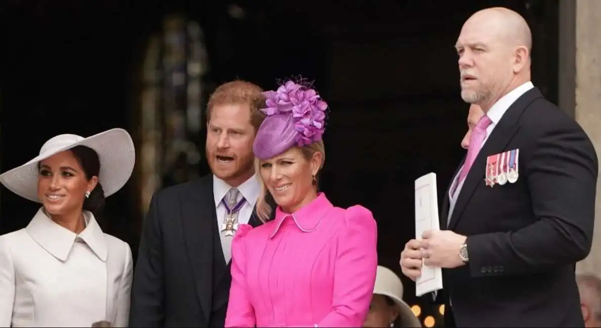 mike tindall zara phillips e harry e meghan fuori dalla cattedrale di st pauls al giubileo di platino 