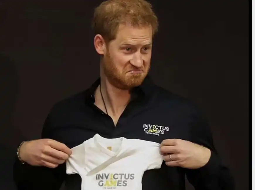 principe harry mostra una tutina con il logo invictus