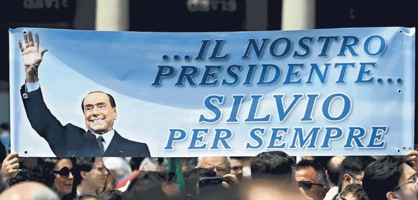 funerale funerali silvio berlusconi piazza duomo