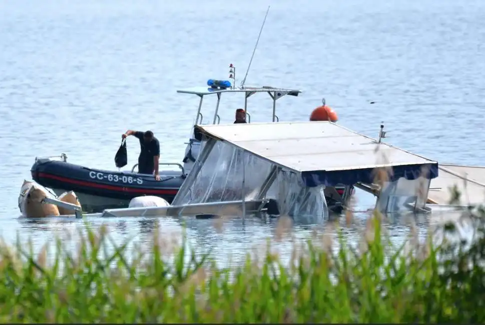 la barca delle spie ribaltata sul lago maggiore 