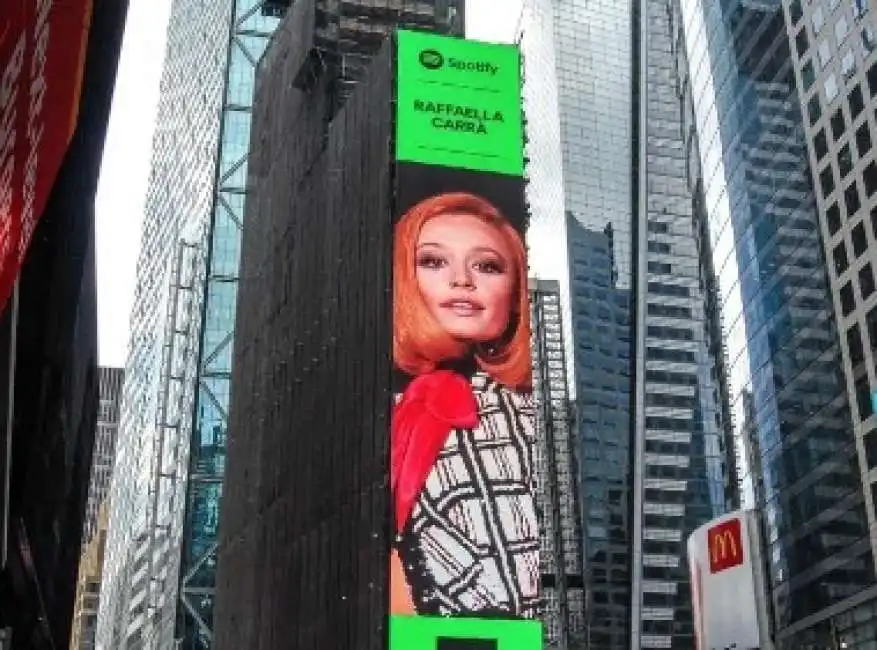 raffaella carra a times square