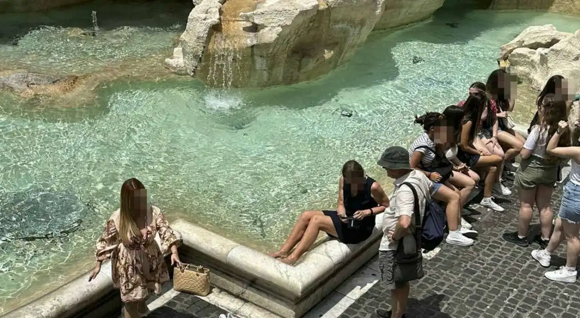 turisti fontana di trevi 