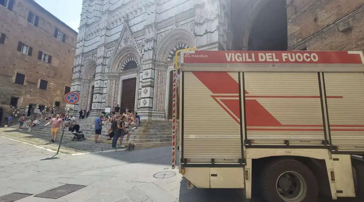 vigili del fuoco davanti al duomo di siena dopo il terremoto 