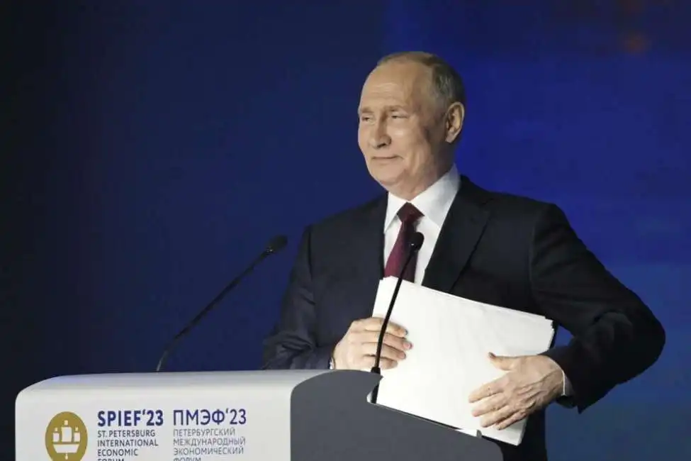 vladimir putin forum san pietroburgo