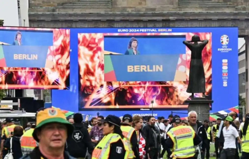 fan zone a berlino per gli europei 2024 