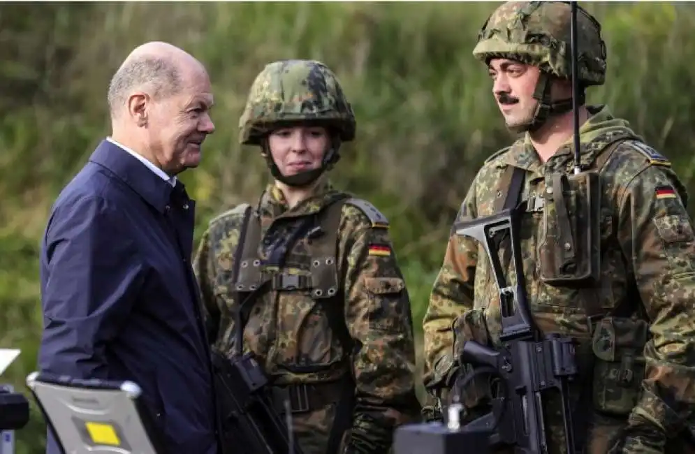 olaf scholz esercito tedesco germania soldati 