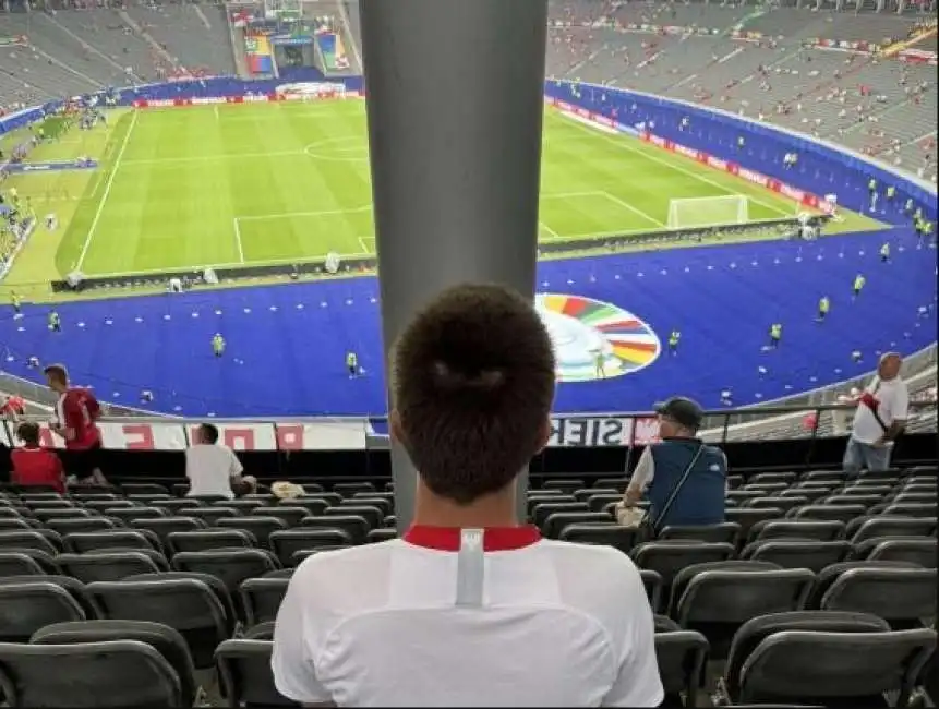 tifoso seduto dietro a un palo allo stadio olimpico di berlino 