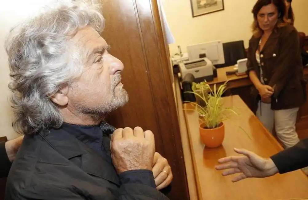 grillo in riunione con i senatori m5s