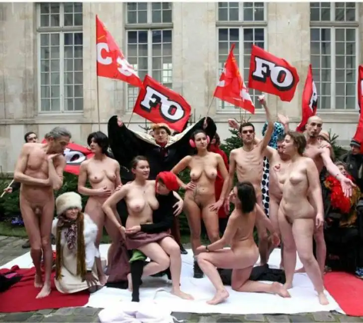 modelle nude scioperano parigi