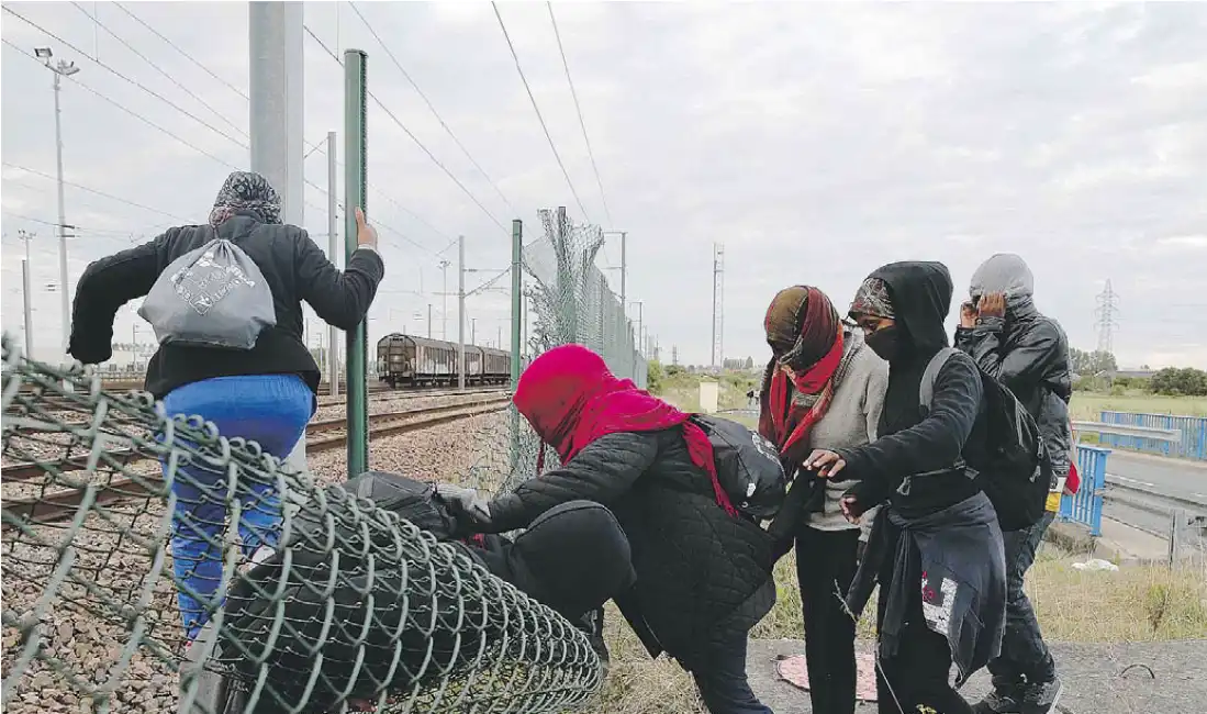 calais muro anti immigrati cameron 