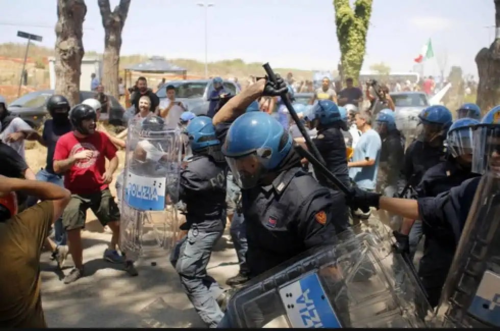 roma scontri antiprofughi 2