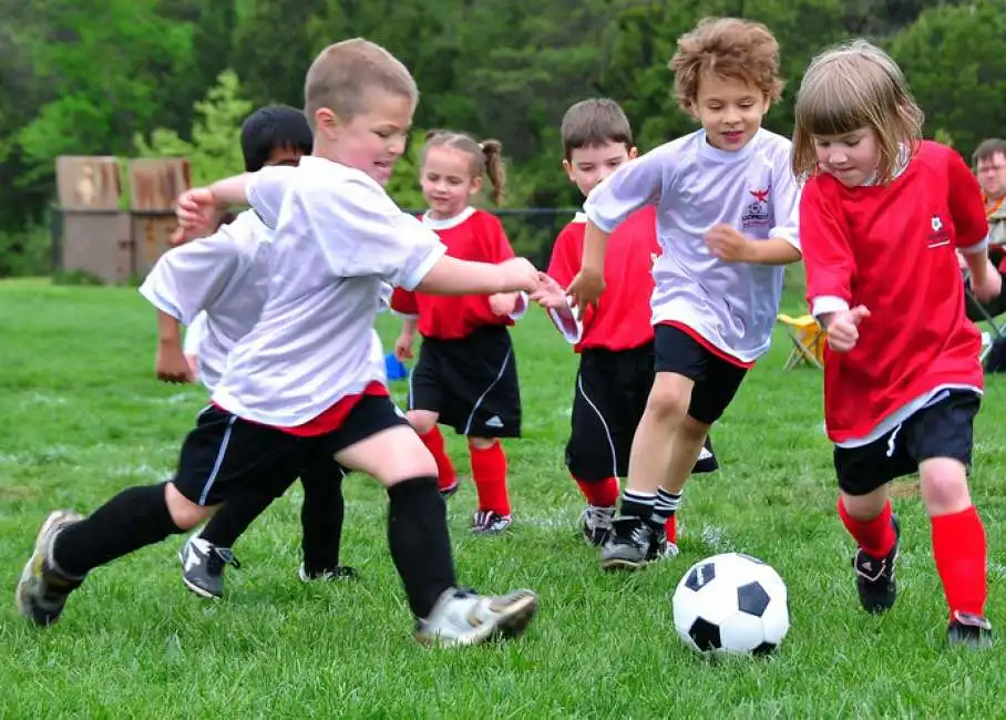 bambini che giocano a calcio