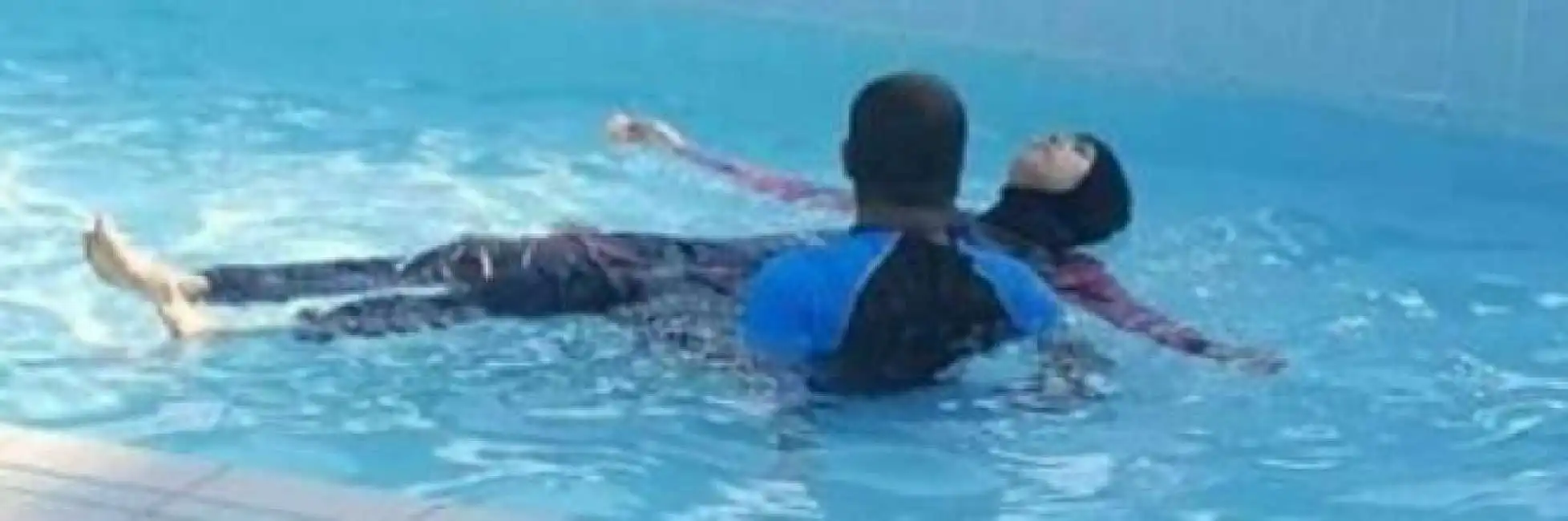 burkini in piscina