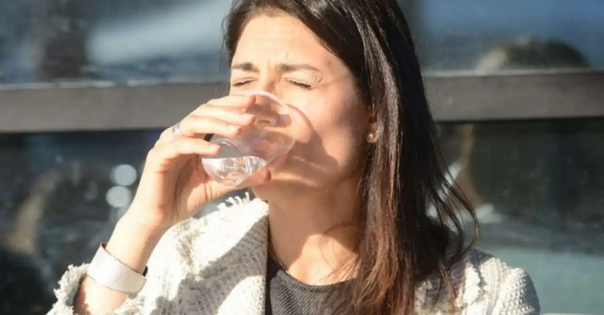 virginia raggi beve acqua