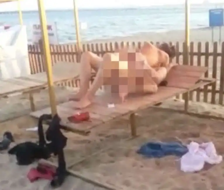 italia - sesso in spiaggia e intervengono i carabinieri 